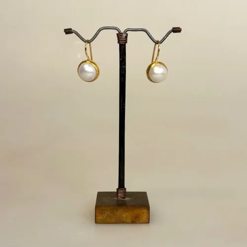 Guld Ørenringe Børstede med Runde Hvide Perler, indfattede, børstet, organisk, håndlavet, ægte, perler, hvide, ferskvands, kultur, dansk, design, susanne friis bjørner, sterling, sølv, guld, guldbelagt, gyldne, guldøreringe, ørehængere, bøjle, smarte, tidsløse, tidløst, elegante, klassiske, elegante, stilede, stilige, stilsikre, business, woman, fest, hverdag, på job, moderne, tilbud, luksus, gave, gaveide, fødselsdag, rund, brud, brudesmykker, konfirmation, konfirmand, konfirmationsgave, inn, oppe i tiden, 5033, biti, ribe