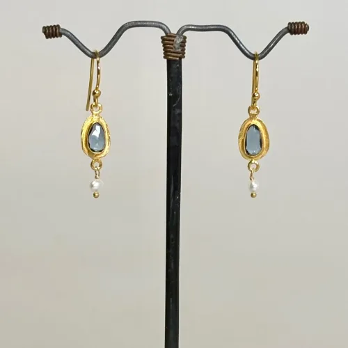 Guld Ørenringe med Oval London og Hvide Perler, londonblå, topaz, topas, krystal, facetslebne, ægte, hvide, perler, ferskvandsperler, feminine, små, petit, yndige, elegante, sten, glitrende, ædelsten, susane friis bjørner, dansk, design, kvalitet, forgyldt, guld, guldbelagt, gyldne, lette, piger, damer, konfirmation, konfirmand, konfirmationsgave, smukke, fine, moderne, fest, klassisk, brud, bryllup