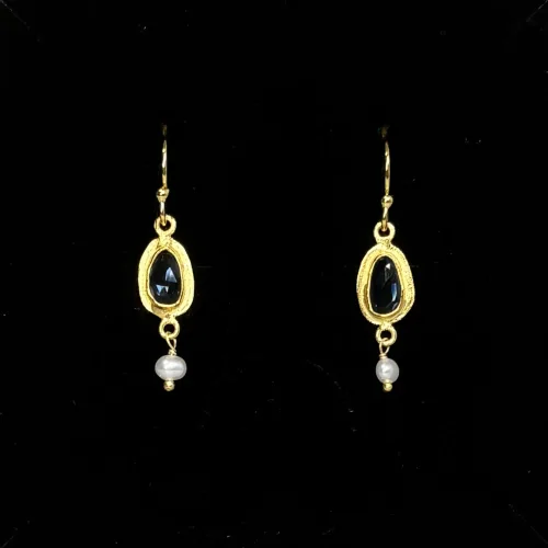 Guld Ørenringe med Oval London og Hvide Perler, londonblå, topaz, topas, krystal, facetslebne, ægte, hvide, perler, ferskvandsperler, feminine, små, petit, yndige, elegante, sten, glitrende, ædelsten, susane friis bjørner, dansk, design, kvalitet, forgyldt, guld, guldbelagt, gyldne, lette, piger, damer, konfirmation, konfirmand, konfirmationsgave, smukke, fine, moderne, fest, klassisk, brud, bryllup