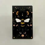 Hæfte med Bi og Vilde Blomster - Aften, sommeraften, eksotisk, notesbog, noter, hæfte, kladdehæfte, notater, taske, dagbog, lækker, kvalitet, papirvarer, forfatter, digte, ideer, tanker, udkast, skitser, bi, bier, insekter, natur, flora, fauna, biodiversitet, vild med vilje, gave, gaveide, sød, lille, fin, biti, ribe, vadehavet, nationalpark