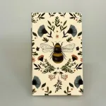 Hæfte med Bi og Vilde Blomster - Dag, notesbog, noter, hæfte, kladdehæfte, notater, taske, dagbog, lækker, kvalitet, papirvarer, forfatter, digte, ideer, tanker, udkast, skitser, bi, bier, insekter, natur, flora, fauna, biodiversitet, vild med vilje, gave, gaveide, sød, lille, fin, biti, ribe, vadehavet, nationalpark