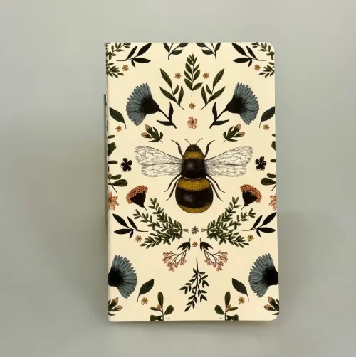 Hæfte med Bi og Vilde Blomster - Dag, notesbog, noter, hæfte, kladdehæfte, notater, taske, dagbog, lækker, kvalitet, papirvarer, forfatter, digte, ideer, tanker, udkast, skitser, bi, bier, insekter, natur, flora, fauna, biodiversitet, vild med vilje, gave, gaveide, sød, lille, fin, biti, ribe, vadehavet, nationalpark