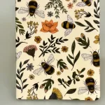 Hæfte med Bier og Vilde Blomster, honningbier, brumbasse, humlebi, notesbog, noter, hæfte, kladdehæfte, notater, taske, dagbog, lækker, kvalitet, papirvarer, forfatter, digte, ideer, tanker, udkast, skitser, bi, bier, insekter, natur, flora, fauna, biodiversitet, vild med vilje, gave, gaveide, sød, lille, fin, biti, ribe, vadehavet, nationalpark