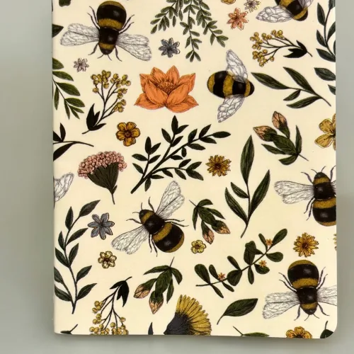 Hæfte med Bier og Vilde Blomster, honningbier, brumbasse, humlebi, notesbog, noter, hæfte, kladdehæfte, notater, taske, dagbog, lækker, kvalitet, papirvarer, forfatter, digte, ideer, tanker, udkast, skitser, bi, bier, insekter, natur, flora, fauna, biodiversitet, vild med vilje, gave, gaveide, sød, lille, fin, biti, ribe, vadehavet, nationalpark