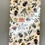 Hæfte med Bier og Vilde Blomster, honningbier, brumbasse, humlebi, notesbog, noter, hæfte, kladdehæfte, notater, taske, dagbog, lækker, kvalitet, papirvarer, forfatter, digte, ideer, tanker, udkast, skitser, bi, bier, insekter, natur, flora, fauna, biodiversitet, vild med vilje, gave, gaveide, sød, lille, fin, biti, ribe, vadehavet, nationalpark
