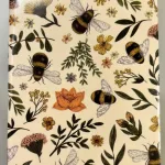 Hæfte med Bier og Vilde Blomster, honningbier, brumbasse, humlebi, notesbog, noter, hæfte, kladdehæfte, notater, taske, dagbog, lækker, kvalitet, papirvarer, forfatter, digte, ideer, tanker, udkast, skitser, bi, bier, insekter, natur, flora, fauna, biodiversitet, vild med vilje, gave, gaveide, sød, lille, fin, biti, ribe, vadehavet, nationalpark