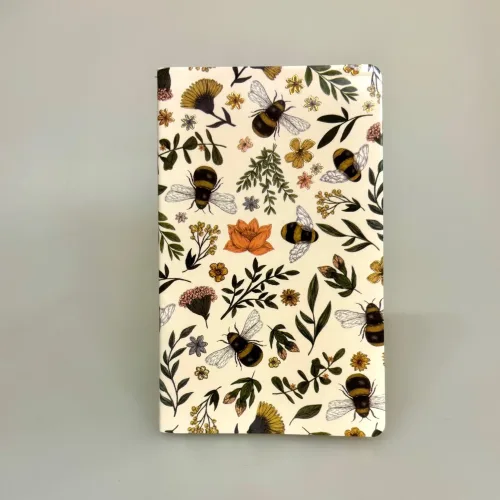 Hæfte med Bier og Vilde Blomster, honningbier, brumbasse, humlebi, notesbog, noter, hæfte, kladdehæfte, notater, taske, dagbog, lækker, kvalitet, papirvarer, forfatter, digte, ideer, tanker, udkast, skitser, bi, bier, insekter, natur, flora, fauna, biodiversitet, vild med vilje, gave, gaveide, sød, lille, fin, biti, ribe, vadehavet, nationalpark