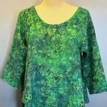 Leli Bluse med Hør - Grøn Bloom, grün 34, grønne, nuancer, farver, diva, leli, model, bluse, top, kort, vidde, klædelig, sporty, feminin, sød, let, struktur, a-snit, a-facon, 3/4 armer, halvlange, rund, dyb, udskæring, hør, hørbluse, hørtøj, batik, batikbluse, batiktryk, batikfarvet, holdbar, bæredygtig, miljø, bevidst, bio, økologisk, naturmaterialer, naturfibre, farver, håndtrykt, håndfarvet, koloreret, unika, unik, kunsthåndværk, særlig, god, lækker, kvalitet, miljøbevidst, biti, ribe,