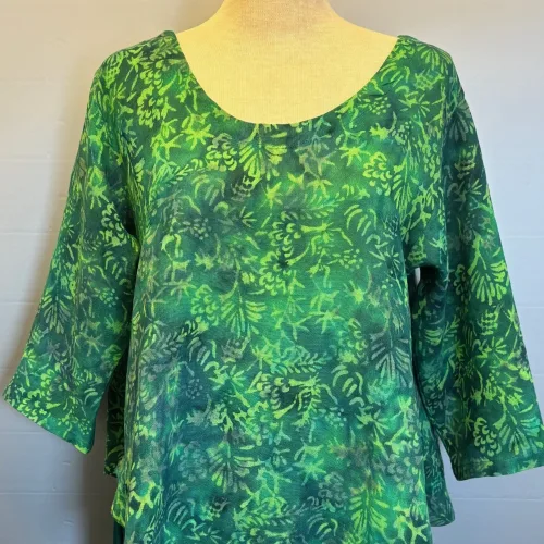 Leli Bluse med Hør - Grøn Bloom, grün 34, grønne, nuancer, farver, diva, leli, model, bluse, top, kort, vidde, klædelig, sporty, feminin, sød, let, struktur, a-snit, a-facon, 3/4 armer, halvlange, rund, dyb, udskæring, hør, hørbluse, hørtøj, batik, batikbluse, batiktryk, batikfarvet, holdbar, bæredygtig, miljø, bevidst, bio, økologisk, naturmaterialer, naturfibre, farver, håndtrykt, håndfarvet, koloreret, unika, unik, kunsthåndværk, særlig, god, lækker, kvalitet, miljøbevidst, biti, ribe,
