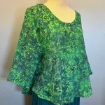 Leli Bluse med Hør - Grøn Bloom, grün 34, grønne, nuancer, farver, diva, leli, model, bluse, top, kort, vidde, klædelig, sporty, feminin, sød, let, struktur, a-snit, a-facon, 3/4 armer, halvlange, rund, dyb, udskæring, hør, hørbluse, hørtøj, batik, batikbluse, batiktryk, batikfarvet, holdbar, bæredygtig, miljø, bevidst, bio, økologisk, naturmaterialer, naturfibre, farver, håndtrykt, håndfarvet, koloreret, unika, unik, kunsthåndværk, særlig, god, lækker, kvalitet, miljøbevidst, biti, ribe,