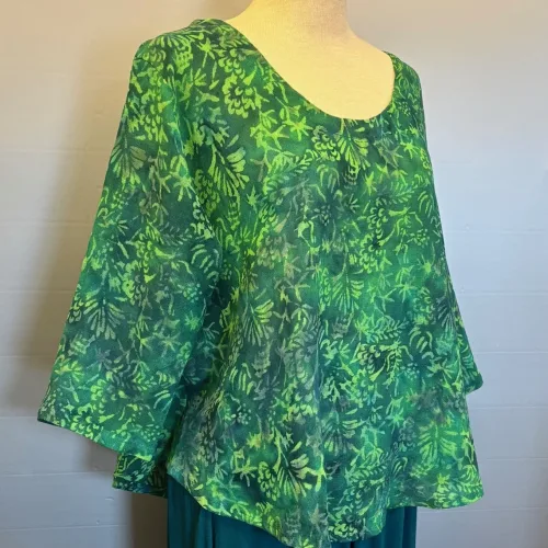 Leli Bluse med Hør - Grøn Bloom, grün 34, grønne, nuancer, farver, diva, leli, model, bluse, top, kort, vidde, klædelig, sporty, feminin, sød, let, struktur, a-snit, a-facon, 3/4 armer, halvlange, rund, dyb, udskæring, hør, hørbluse, hørtøj, batik, batikbluse, batiktryk, batikfarvet, holdbar, bæredygtig, miljø, bevidst, bio, økologisk, naturmaterialer, naturfibre, farver, håndtrykt, håndfarvet, koloreret, unika, unik, kunsthåndværk, særlig, god, lækker, kvalitet, miljøbevidst, biti, ribe,