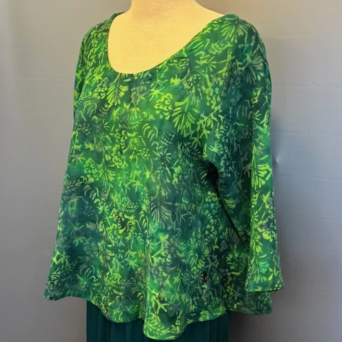 Leli Bluse med Hør - Grøn Bloom, grün 34, grønne, nuancer, farver, diva, leli, model, bluse, top, kort, vidde, klædelig, sporty, feminin, sød, let, struktur, a-snit, a-facon, 3/4 armer, halvlange, rund, dyb, udskæring, hør, hørbluse, hørtøj, batik, batikbluse, batiktryk, batikfarvet, holdbar, bæredygtig, miljø, bevidst, bio, økologisk, naturmaterialer, naturfibre, farver, håndtrykt, håndfarvet, koloreret, unika, unik, kunsthåndværk, særlig, god, lækker, kvalitet, miljøbevidst, biti, ribe,