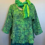 Leli Bluse med Hør - Grøn Bloom, grün 34, grønne, nuancer, farver, diva, leli, model, bluse, top, kort, vidde, klædelig, sporty, feminin, sød, let, struktur, a-snit, a-facon, 3/4 armer, halvlange, rund, dyb, udskæring, hør, hørbluse, hørtøj, batik, batikbluse, batiktryk, batikfarvet, holdbar, bæredygtig, miljø, bevidst, bio, økologisk, naturmaterialer, naturfibre, farver, håndtrykt, håndfarvet, koloreret, unika, unik, kunsthåndværk, særlig, god, lækker, kvalitet, miljøbevidst, biti, ribe,