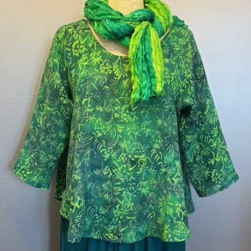 Leli Bluse med Hør - Grøn Bloom, grün 34, grønne, nuancer, farver, diva, leli, model, bluse, top, kort, vidde, klædelig, sporty, feminin, sød, let, struktur, a-snit, a-facon, 3/4 armer, halvlange, rund, dyb, udskæring, hør, hørbluse, hørtøj, batik, batikbluse, batiktryk, batikfarvet, holdbar, bæredygtig, miljø, bevidst, bio, økologisk, naturmaterialer, naturfibre, farver, håndtrykt, håndfarvet, koloreret, unika, unik, kunsthåndværk, særlig, god, lækker, kvalitet, miljøbevidst, biti, ribe,