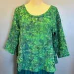 Leli Bluse med Hør - Grøn Bloom, grün 34, grønne, nuancer, farver, diva, leli, model, bluse, top, kort, vidde, klædelig, sporty, feminin, sød, let, struktur, a-snit, a-facon, 3/4 armer, halvlange, rund, dyb, udskæring, hør, hørbluse, hørtøj, batik, batikbluse, batiktryk, batikfarvet, holdbar, bæredygtig, miljø, bevidst, bio, økologisk, naturmaterialer, naturfibre, farver, håndtrykt, håndfarvet, koloreret, unika, unik, kunsthåndværk, særlig, god, lækker, kvalitet, miljøbevidst, biti, ribe,