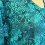 Leli Bluse med Hør - Petrol Bloom, petrol, 33, diva, leli, model, bluse, top, kort, vidde, klædelig, sporty, feminin, sød, let, struktur, a-snit, a-facon, 3/4 armer, halvlange, rund, dyb, udskæring, hør, hørbluse, hørtøj, batik, batikbluse, batiktryk, batikfarvet, holdbar, bæredygtig, miljø, bevidst, bio, økologisk, naturmaterialer, naturfibre, farver, håndtrykt, håndfarvet, koloreret, unika, unik, kunsthåndværk, særlig, god, lækker, kvalitet, miljøbevidst, biti, ribe, blå, petrol, petroleumsblå