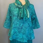 Leli Bluse med Hør - Petrol Bloom, petrol, 33, diva, leli, model, bluse, top, kort, vidde, klædelig, sporty, feminin, sød, let, struktur, a-snit, a-facon, 3/4 armer, halvlange, rund, dyb, udskæring, hør, hørbluse, hørtøj, batik, batikbluse, batiktryk, batikfarvet, holdbar, bæredygtig, miljø, bevidst, bio, økologisk, naturmaterialer, naturfibre, farver, håndtrykt, håndfarvet, koloreret, unika, unik, kunsthåndværk, særlig, god, lækker, kvalitet, miljøbevidst, biti, ribe, blå, petrol, petroleumsblå