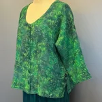 Manis Kort Jakke med Hør - Grøn Bloom, manis, kort, jakke, festjakke, afslappet, fest, hørjakke, diva, grøn, grønne, farver, toner, nuancer, sporty, smart, behagelig, åndbar, naturfibre, naturmaterialer, let, vævet, batik, batikfarvet, batiktryk, håndlavet, kunsthåndværk, unik, unika, speciel, kunstnerisk, særlig, bæredygtig, holdbar, kvalitet, smuk, kanpper, bolero, biti, ribe