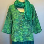 Manis Kort Jakke med Hør - Grøn Bloom, manis, kort, jakke, festjakke, afslappet, fest, hørjakke, diva, grøn, grønne, farver, toner, nuancer, sporty, smart, behagelig, åndbar, naturfibre, naturmaterialer, let, vævet, batik, batikfarvet, batiktryk, håndlavet, kunsthåndværk, unik, unika, speciel, kunstnerisk, særlig, bæredygtig, holdbar, kvalitet, smuk, kanpper, bolero, biti, ribe