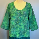 Manis Kort Jakke med Hør - Grøn Bloom, manis, kort, jakke, festjakke, afslappet, fest, hørjakke, diva, grøn, grønne, farver, toner, nuancer, sporty, smart, behagelig, åndbar, naturfibre, naturmaterialer, let, vævet, batik, batikfarvet, batiktryk, håndlavet, kunsthåndværk, unik, unika, speciel, kunstnerisk, særlig, bæredygtig, holdbar, kvalitet, smuk, kanpper, bolero, biti, ribe