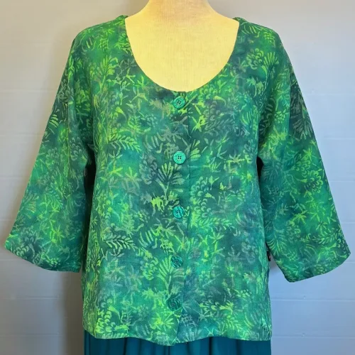 Manis Kort Jakke med Hør - Grøn Bloom, manis, kort, jakke, festjakke, afslappet, fest, hørjakke, diva, grøn, grønne, farver, toner, nuancer, sporty, smart, behagelig, åndbar, naturfibre, naturmaterialer, let, vævet, batik, batikfarvet, batiktryk, håndlavet, kunsthåndværk, unik, unika, speciel, kunstnerisk, særlig, bæredygtig, holdbar, kvalitet, smuk, kanpper, bolero, biti, ribe