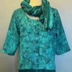 Manis Kort Jakke med Hør - Petrol Bloom, petrol, blå, grøn, manis, kort, jakke, festjakke, afslappet, fest, hørjakke, diva, grøn, grønne, farver, toner, nuancer, sporty, smart, behagelig, åndbar, naturfibre, naturmaterialer, let, vævet, batik, batikfarvet, batiktryk, håndlavet, kunsthåndværk, unik, unika, speciel, kunstnerisk, særlig, bæredygtig, holdbar, kvalitet, smuk, kanpper, bolero, biti, ribe