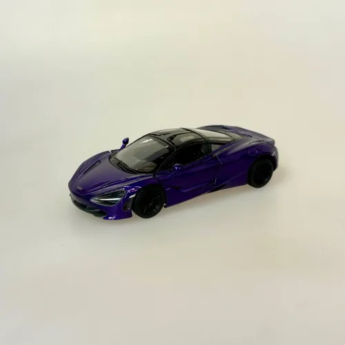 Modelbil Mclaren 720S Racer Midnatsblå, lilla, violet, mørkeblå, metallic, spider, formel 1, formel one, tacer, butterfly, døre, gti, old timer, old school, cool, hurtig, racer, racerbil, sportsvogn, benzin, fast car, modelbil, samler, mekaniker, kørekort, 18 år, symbolsk gave, gaveide, tillykke, drengerøv, drengebil, kontor, ungdom, biti, ribe, legendarisk, flot, sej, racerkører, le mans,