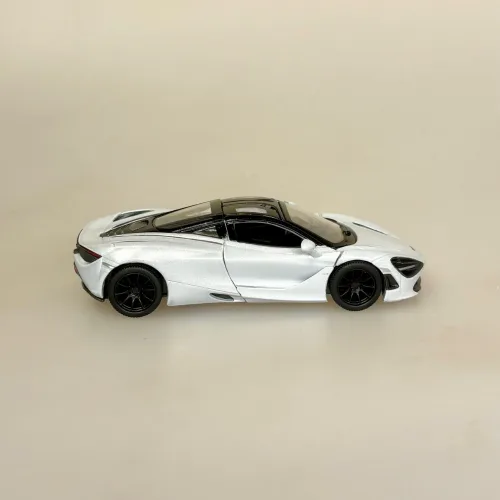 Modelbil Mclaren 720S Racer Silver, sølv, hvid, sølvhvid, metallic, spider, formel 1, formel one, tacer, butterfly, døre, gti, old timer, old school, cool, hurtig, racer, racerbil, sportsvogn, benzin, fast car, modelbil, samler, mekaniker, kørekort, 18 år, symbolsk gave, gaveide, tillykke, drengerøv, drengebil, kontor, ungdom, biti, ribe, legendarisk, flot, sej, racerkører, le mans,
