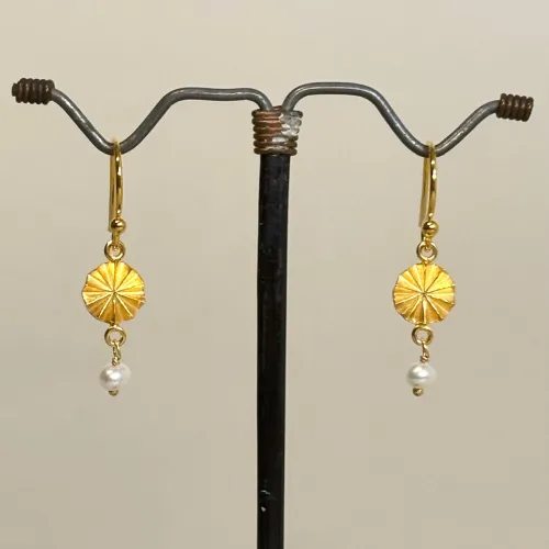 Ørehængere i guld - Rund Vifte og Perle, små, lette, feminie, piger, yndige, orientalske, foldede, perle, hvid, brud, øreringe, hænge, ørehægere, søde, fine, konfirmand, konfirmation, forår, dansk, design, elegante, petit, klassiske, klasse, tilfulde, stilige, stilsikre, tidløse, susanne friis bjørner, 5693, guld, ægte, guldbelagt, gyldne, guldøreringe, forgyldte, biti, ribe