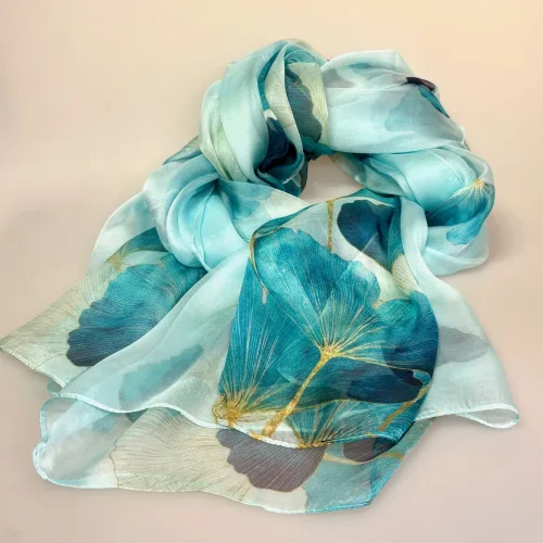 Silkegeorgette Tørklæde Gingko Blade Turkis, georgette, chiffon, gingko, bilopa, balde, let, stor, voluminøs, ekstravagant, smukt, feminint, smukt, lækker, kvalitet, luksus, elegant, lady like, paris, chic, fint, smart, friskt, yndigt, poetisk, symbolsk, symbolik, lykke, livskraft, stamina, ren, ægte, mulberry, silke, 100%, biti, ribe, gave, gaveide, fødselsdag, rund, aflangt, fyldigt, blå, turkis, havfarver, tempeltræ, kinesisk, florlet, fest, tilbehør, sccessoires, gingkoblade, jubilæum,