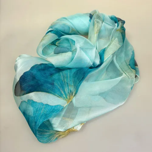 Silkegeorgette Tørklæde Gingko Blade Turkis, georgette, chiffon, gingko, bilopa, balde, let, stor, voluminøs, ekstravagant, smukt, feminint, smukt, lækker, kvalitet, luksus, elegant, lady like, paris, chic, fint, smart, friskt, yndigt, poetisk, symbolsk, symbolik, lykke, livskraft, stamina, ren, ægte, mulberry, silke, 100%, biti, ribe, gave, gaveide, fødselsdag, rund, aflangt, fyldigt, blå, turkis, havfarver, tempeltræ, kinesisk, florlet, fest, tilbehør, sccessoires, gingkoblade, jubilæum,