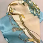 Silketørklæde Bandana Aqua med Seletøj, stålblå, gråblå, kvaster, våbenskjold, saddel, krone, kongekrone, kongelig, nickituch, 73568, heste, hestesko, seletøj, vuitton, chanel, gucci, elegant, ladylike, grønt, gult, limegrønt, lyst, lækkert, kvalitet, ren, silke, lille, kvadratisk, bandana, nicki, firkantet, charmeklud, flot, gave, gaveide, biti, ribe, silketørklæde