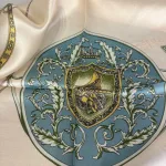 Silketørklæde Bandana Aqua med Seletøj, stålblå, gråblå, kvaster, våbenskjold, saddel, krone, kongekrone, kongelig, nickituch, 73568, heste, hestesko, seletøj, vuitton, chanel, gucci, elegant, ladylike, grønt, gult, limegrønt, lyst, lækkert, kvalitet, ren, silke, lille, kvadratisk, bandana, nicki, firkantet, charmeklud, flot, gave, gaveide, biti, ribe, silketørklæde