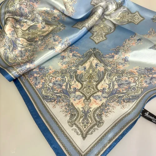 Silketørklæde Bandana Firenze, 73567, lyseblå, gråblå, diskret, klassisk, fersken, appelsintræ, mirabelle, rosa, laksefarvet, jeansblå, damet, lady like, posh, nobelt, alexandra schmitz, satin, silkesatin, fed, blank, ren, silke, firkantet, lille, bandana, nicki, tuch, taske, bandeaux, 100%, kvadratisk, smart, i halsen, i håret, hestehale, chic, paris, elegant, silketørklæde, gave, gaveide, biti, ribe, bio, diversitet, feminint, yndigt,