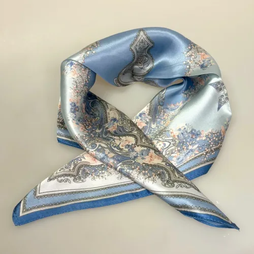Silketørklæde Bandana Firenze, 73567, lyseblå, gråblå, diskret, klassisk, fersken, appelsintræ, mirabelle, rosa, laksefarvet, jeansblå, damet, lady like, posh, nobelt, alexandra schmitz, satin, silkesatin, fed, blank, ren, silke, firkantet, lille, bandana, nicki, tuch, taske, bandeaux, 100%, kvadratisk, smart, i halsen, i håret, hestehale, chic, paris, elegant, silketørklæde, gave, gaveide, biti, ribe, bio, diversitet, feminint, yndigt,
