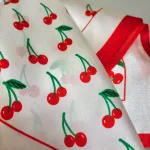 Silketørklæde Bandana Hvidt med Røde Kirsebær, cherry, cherries, hvidt, røde, bær, forår, happy, sommer, lyst, feminint, lille, i halsen, om halen, smart, lækkert, cool, moderne, fed, silke, ren, satin, silkesatin, kyssemunde, læber, rosa, lyserødt,piget, girly, pin up, chick, kvadratisk, firkantet, biti, ribe