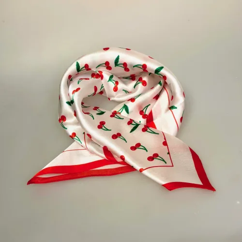 Silketørklæde Bandana Hvidt med Røde Kirsebær, cherry, cherries, hvidt, røde, bær, forår, happy, sommer, lyst, feminint, lille, i halsen, om halen, smart, lækkert, cool, moderne, fed, silke, ren, satin, silkesatin, kyssemunde, læber, rosa, lyserødt,piget, girly, pin up, chick, kvadratisk, firkantet, biti, ribe