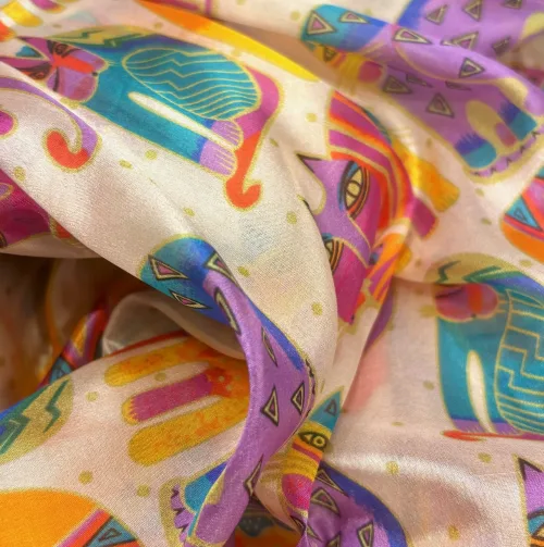 Silketørklæde Ponge XL - Burch Hvidt med Kulørte Katte, naturhvid, ecru, hvidt, kulørt, farverig, kattemotiv, katte tørklæde, 73476, laurel burch, ponge, silke, let, fyldig, sprød, farverig, kunst, amerikansk, katte, kattetørklæde, kattemotiv, katteejer, gave gaveide, fødselsdag, jubilæum, personlig, silkesjal, stola, ren, lækker, kvalitet, stort, over skuldrene, kunstnerisk, silketryk, klare, farver, biti, ribe