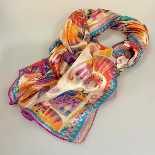 Silketørklæde Ponge XL - Burch Hvidt med Kulørte Katte, naturhvid, ecru, hvidt, kulørt, farverig, kattemotiv, katte tørklæde, 73476, laurel burch, ponge, silke, let, fyldig, sprød, farverig, kunst, amerikansk, katte, kattetørklæde, kattemotiv, katteejer, gave gaveide, fødselsdag, jubilæum, personlig, silkesjal, stola, ren, lækker, kvalitet, stort, over skuldrene, kunstnerisk, silketryk, klare, farver, biti, ribe