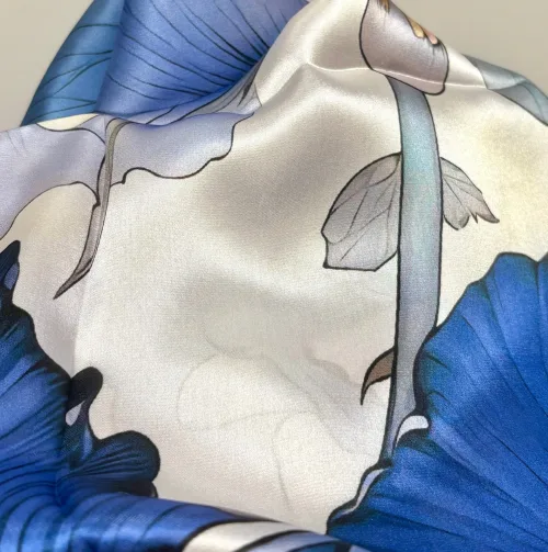 Silketørklæde Satin kvadratisk Stort - Blå Iris, iris, 73526, blå, blomster, kunst, silketryk, silk, screen, print, poetisk, smukt, luksuriøst, klassisk, klasse, lady like, posh, nobelt, alexandra schmitz, satin, silkesatin, fed, blank, ren, silke, firkantet, lille, bandana, nicki, tuch, taske, bandeaux, 100%, kvadratisk, smart, i halsen, i håret, hestehale, chic, paris, elegant, silketørklæde, gave, gaveide, biti, ribe, bio, flora, botanisk, botanik, flowers, feminint, yndigt, ekstravagant, fantastisk, elegant, lækker, kvalitet, rund fødselsdag, gave, afskedsgave, jubilæum, dame, ren, ægte, fed, silke, 100%, silkesatin, satin, mulberry,