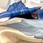 Silketørklæde Satin kvadratisk Stort - Blå Iris, iris, 73526, blå, blomster, kunst, silketryk, silk, screen, print, poetisk, smukt, luksuriøst, klassisk, klasse, lady like, posh, nobelt, alexandra schmitz, satin, silkesatin, fed, blank, ren, silke, firkantet, lille, bandana, nicki, tuch, taske, bandeaux, 100%, kvadratisk, smart, i halsen, i håret, hestehale, chic, paris, elegant, silketørklæde, gave, gaveide, biti, ribe, bio, flora, botanisk, botanik, flowers, feminint, yndigt, ekstravagant, fantastisk, elegant, lækker, kvalitet, rund fødselsdag, gave, afskedsgave, jubilæum, dame, ren, ægte, fed, silke, 100%, silkesatin, satin, mulberry,