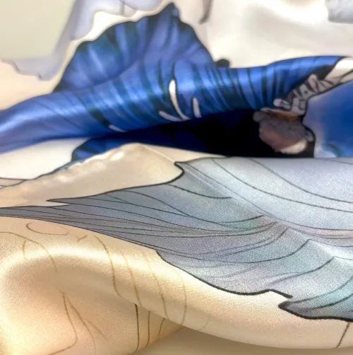 Silketørklæde Satin kvadratisk Stort - Blå Iris, iris, 73526, blå, blomster, kunst, silketryk, silk, screen, print, poetisk, smukt, luksuriøst, klassisk, klasse, lady like, posh, nobelt, alexandra schmitz, satin, silkesatin, fed, blank, ren, silke, firkantet, lille, bandana, nicki, tuch, taske, bandeaux, 100%, kvadratisk, smart, i halsen, i håret, hestehale, chic, paris, elegant, silketørklæde, gave, gaveide, biti, ribe, bio, flora, botanisk, botanik, flowers, feminint, yndigt, ekstravagant, fantastisk, elegant, lækker, kvalitet, rund fødselsdag, gave, afskedsgave, jubilæum, dame, ren, ægte, fed, silke, 100%, silkesatin, satin, mulberry,