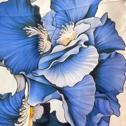 Silketørklæde Satin kvadratisk Stort - Blå Iris, iris, 73526, blå, blomster, kunst, silketryk, silk, screen, print, poetisk, smukt, luksuriøst, klassisk, klasse, lady like, posh, nobelt, alexandra schmitz, satin, silkesatin, fed, blank, ren, silke, firkantet, lille, bandana, nicki, tuch, taske, bandeaux, 100%, kvadratisk, smart, i halsen, i håret, hestehale, chic, paris, elegant, silketørklæde, gave, gaveide, biti, ribe, bio, flora, botanisk, botanik, flowers, feminint, yndigt, ekstravagant, fantastisk, elegant, lækker, kvalitet, rund fødselsdag, gave, afskedsgave, jubilæum, dame, ren, ægte, fed, silke, 100%, silkesatin, satin, mulberry,