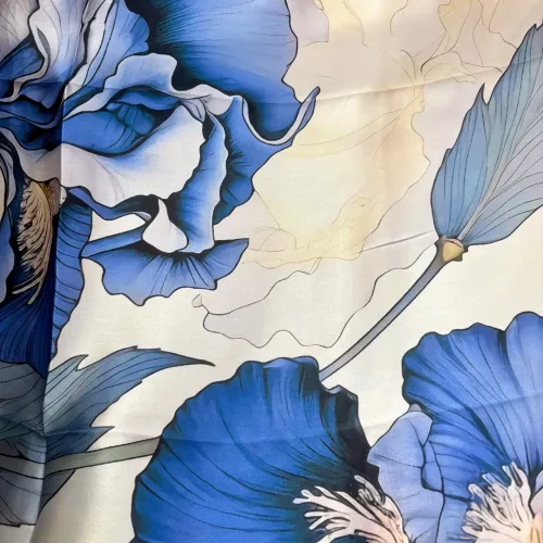Silketørklæde Satin kvadratisk Stort - Blå Iris, iris, 73526, blå, blomster, kunst, silketryk, silk, screen, print, poetisk, smukt, luksuriøst, klassisk, klasse, lady like, posh, nobelt, alexandra schmitz, satin, silkesatin, fed, blank, ren, silke, firkantet, lille, bandana, nicki, tuch, taske, bandeaux, 100%, kvadratisk, smart, i halsen, i håret, hestehale, chic, paris, elegant, silketørklæde, gave, gaveide, biti, ribe, bio, flora, botanisk, botanik, flowers, feminint, yndigt, ekstravagant, fantastisk, elegant, lækker, kvalitet, rund fødselsdag, gave, afskedsgave, jubilæum, dame, ren, ægte, fed, silke, 100%, silkesatin, satin, mulberry,