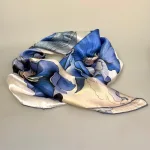 Silketørklæde Satin kvadratisk Stort - Blå Iris, iris, 73526, blå, blomster, kunst, silketryk, silk, screen, print, poetisk, smukt, luksuriøst, klassisk, klasse, lady like, posh, nobelt, alexandra schmitz, satin, silkesatin, fed, blank, ren, silke, firkantet, lille, bandana, nicki, tuch, taske, bandeaux, 100%, kvadratisk, smart, i halsen, i håret, hestehale, chic, paris, elegant, silketørklæde, gave, gaveide, biti, ribe, bio, flora, botanisk, botanik, flowers, feminint, yndigt, ekstravagant, fantastisk, elegant, lækker, kvalitet, rund fødselsdag, gave, afskedsgave, jubilæum, dame, ren, ægte, fed, silke, 100%, silkesatin, satin, mulberry,