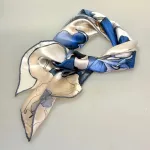 Silketørklæde Satin kvadratisk Stort - Blå Iris, iris, 73526, blå, blomster, kunst, silketryk, silk, screen, print, poetisk, smukt, luksuriøst, klassisk, klasse, lady like, posh, nobelt, alexandra schmitz, satin, silkesatin, fed, blank, ren, silke, firkantet, lille, bandana, nicki, tuch, taske, bandeaux, 100%, kvadratisk, smart, i halsen, i håret, hestehale, chic, paris, elegant, silketørklæde, gave, gaveide, biti, ribe, bio, flora, botanisk, botanik, flowers, feminint, yndigt, ekstravagant, fantastisk, elegant, lækker, kvalitet, rund fødselsdag, gave, afskedsgave, jubilæum, dame, ren, ægte, fed, silke, 100%, silkesatin, satin, mulberry,