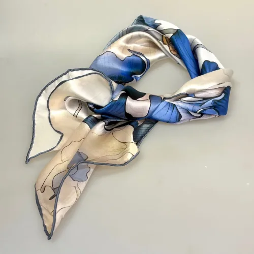 Silketørklæde Satin kvadratisk Stort - Blå Iris, iris, 73526, blå, blomster, kunst, silketryk, silk, screen, print, poetisk, smukt, luksuriøst, klassisk, klasse, lady like, posh, nobelt, alexandra schmitz, satin, silkesatin, fed, blank, ren, silke, firkantet, lille, bandana, nicki, tuch, taske, bandeaux, 100%, kvadratisk, smart, i halsen, i håret, hestehale, chic, paris, elegant, silketørklæde, gave, gaveide, biti, ribe, bio, flora, botanisk, botanik, flowers, feminint, yndigt, ekstravagant, fantastisk, elegant, lækker, kvalitet, rund fødselsdag, gave, afskedsgave, jubilæum, dame, ren, ægte, fed, silke, 100%, silkesatin, satin, mulberry,
