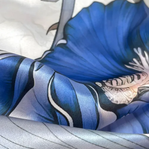 Silketørklæde Satin kvadratisk Stort - Blå Iris, iris, 73526, blå, blomster, kunst, silketryk, silk, screen, print, poetisk, smukt, luksuriøst, klassisk, klasse, lady like, posh, nobelt, alexandra schmitz, satin, silkesatin, fed, blank, ren, silke, firkantet, lille, bandana, nicki, tuch, taske, bandeaux, 100%, kvadratisk, smart, i halsen, i håret, hestehale, chic, paris, elegant, silketørklæde, gave, gaveide, biti, ribe, bio, flora, botanisk, botanik, flowers, feminint, yndigt, ekstravagant, fantastisk, elegant, lækker, kvalitet, rund fødselsdag, gave, afskedsgave, jubilæum, dame, ren, ægte, fed, silke, 100%, silkesatin, satin, mulberry,