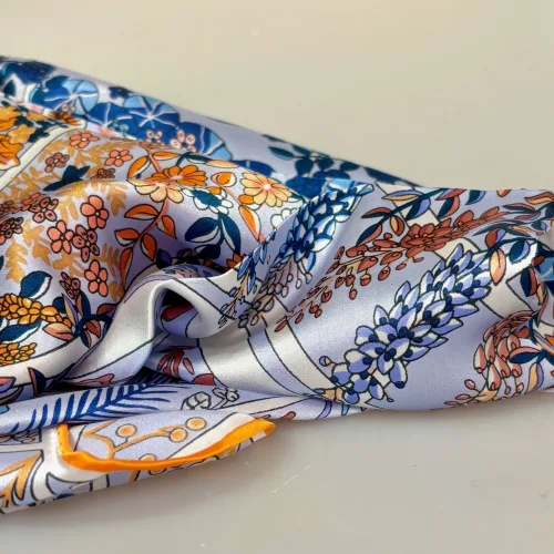 Silketørklæde Satin kvadratisk Stort - De Fire Årstider, brændte, efterårsfarver, blå, nuancer, moderne, sofistikeret, tidsløs, elegant, eventyr, blomster, frø, åkande, tudse, forår, efterår, vinter, sommer, motiver, stort, fed, silke, ren, ægte, satin, blank, luksuriøs, ekstravagant, elegant, særlig, lækker, kvalitet, stort, kvadratisk, firkantet, gave, gaveide, rund, fødselsdag, fødselsdagsgave, jubilæum, afsked, otium, biti, ribe,