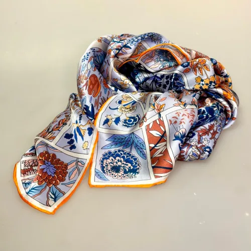 Silketørklæde Satin kvadratisk Stort - De Fire Årstider, brændte, efterårsfarver, blå, nuancer, moderne, sofistikeret, tidsløs, elegant, eventyr, blomster, frø, åkande, tudse, forår, efterår, vinter, sommer, motiver, stort, fed, silke, ren, ægte, satin, blank, luksuriøs, ekstravagant, elegant, særlig, lækker, kvalitet, stort, kvadratisk, firkantet, gave, gaveide, rund, fødselsdag, fødselsdagsgave, jubilæum, afsked, otium, biti, ribe,